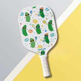 Niedliche Pickles spielen Pickleball Schläger