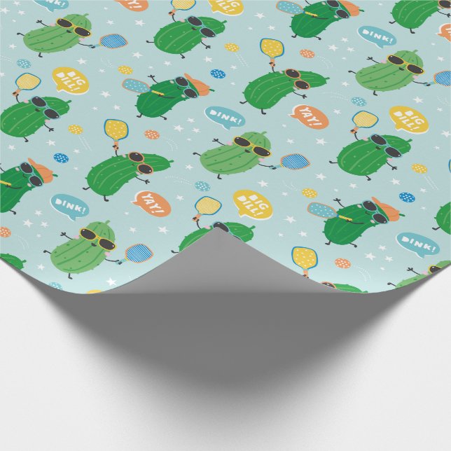 Niedliche Pickleys spielen Pickleball auf hellblau Geschenkpapier (Ecke)