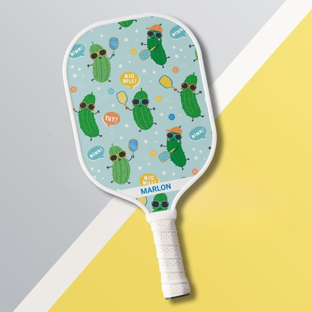 Niedliche Pickleys spielen Pickleball auf hellblau Pickleball Schläger (Von Creator hochgeladen)