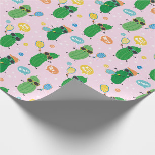 Niedliche Pickleys spielen Pickleball auf hellrosa Geschenkpapier