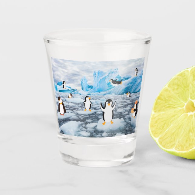 niedliche Pinguine im Antarktis Schnapsglas (Vorderseite)