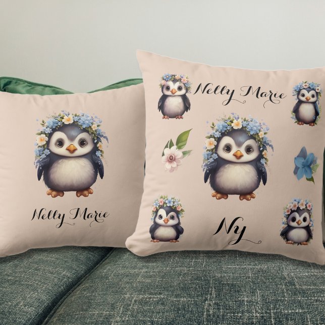 Niedliche Pinguine mit Blume Name & Monogramm Beig Kissen (Cute Penguins Pillow with name and initials in a light pink background. Multilingual Project)