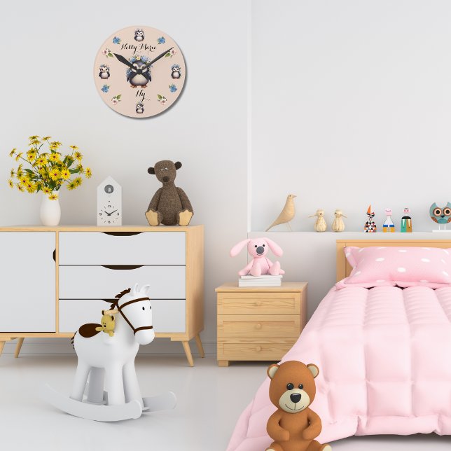 Niedliche Pinguine Rosa Name und Initialen Runde Wanduhr (Cute Penguins Round clock, Name and monogram, almond color background. Multilingual project.)