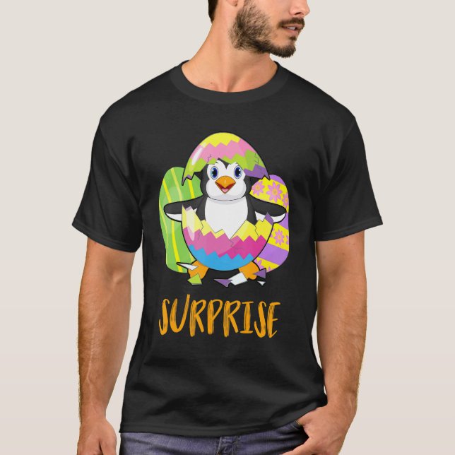 Niedliche Pinguinüberraschung mit Eiern farbenfroh T-Shirt (Vorderseite)