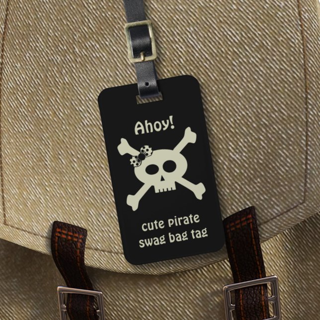 Niedliche Piratenflagge Kinder Schwarzes Gepäck Ta Gepäckanhänger (Ahoy! Add yer details to this cute pirate swag bag tag and set sail for adventure!)