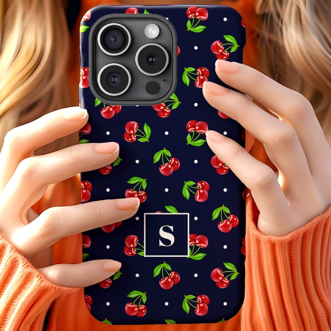 Niedliche Polka-Dot-Kirschen auf Navy-Monogramm Case-Mate iPhone Hülle (Von Creator hochgeladen)