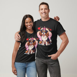 Niedliche Prinzessin Cavalier King Charles mit ein T-Shirt