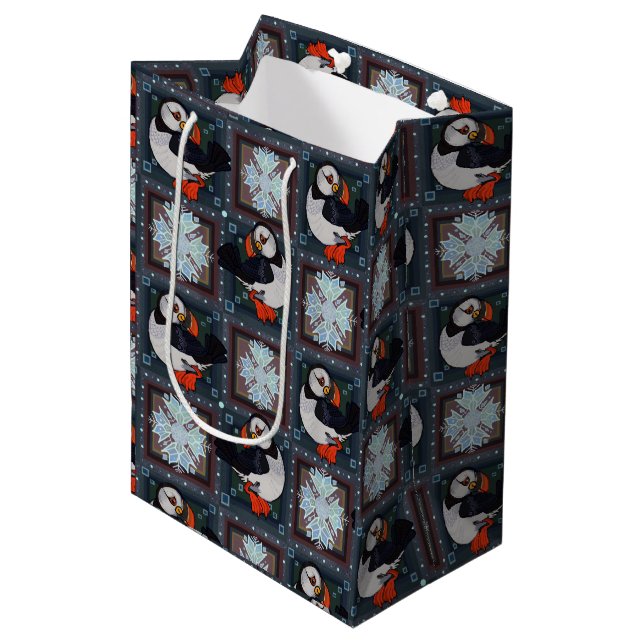Niedliche PuffBirds Wintermuster Mittlere Geschenktüte (Vorderseite Schrägansicht)