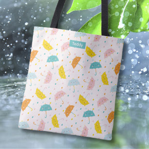 Niedliche Regenschirme und Regentropfen mit Name T Tasche