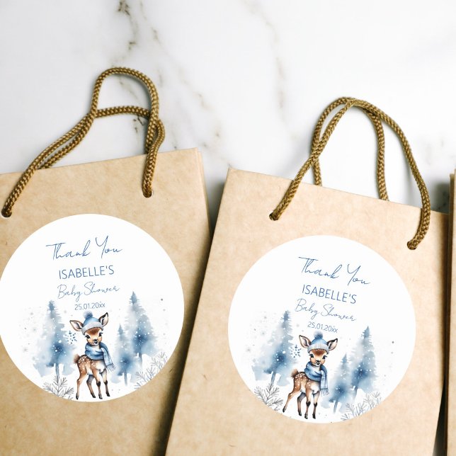 Niedliche Reh Winter Jungs Babydusche Danke für Ih Runder Aufkleber (Cute deer Winter boys baby shower thank you favor Sticker snowy pines winter baby shower favor stick)