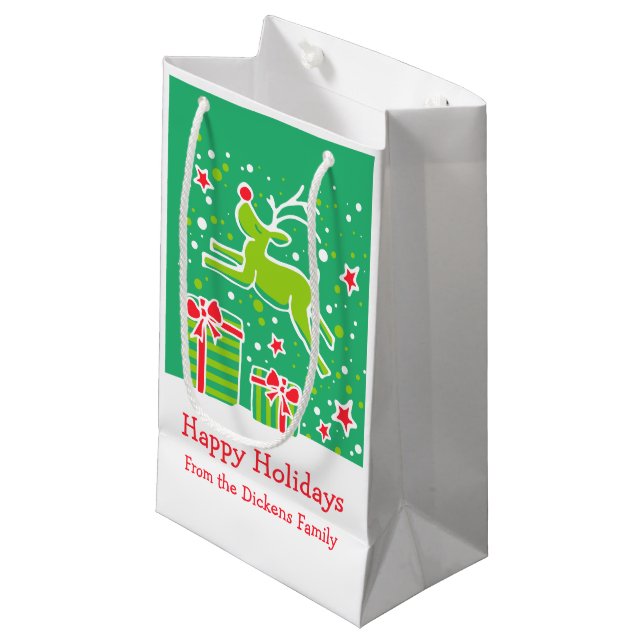 Niedliche Rentiere, die über Weihnachtsgeschenke s Kleine Geschenktüte (Vorderseite Schrägansicht)