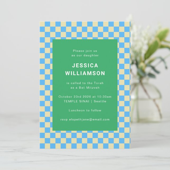 Niedliche Retro-Checkerboard Blue Green Bat Mitzva Einladung (Stehend Vorderseite)