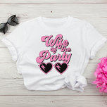 Niedliche Retro-Ehefrau des Party Bachelorette T-Shirt<br><div class="desc">Ein niedlicher und sonniger Junggeselinnen-Abschied-T - Shirt für die Braut mit der "Ehefrau des Party" in einem rosa Retro-Stil der 70er Jahre und einer herzförmigen Sonnenbrille. Ein passender "Life of the Party'" T - Shirt steht für die Bachelorette-Mannschaft zur Verfügung.</div>