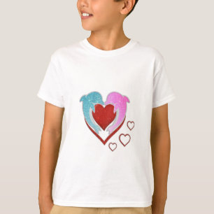 Niedliche rosa blaue Delphine, die ein rotes Herz T-Shirt