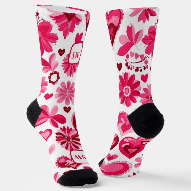 Niedliche rosa Blumenherzen, gürtelige Monogramm Socken (Von Creator hochgeladen)