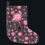 Niedliche rosa Herz Blume Monogramm Dosierungskoll Kleiner Weihnachtsstrumpf<br><div class="desc">Freuen Sie sich auf eine persönliche und stilvolle Touch in Ihrem Urlaubsstil mit diesem individuell gestaltbaren Strumpf zu Weihnachten. Die hellrosa Herzen, die Blumenakzente und die skurrilen Muster auf einem dunklen Hintergrund schaffen eine schicke und moderne Drehung in den traditionellen Urlaubstypen. Dieser Strumpf ist perfekt für das Hängen auf dem...</div>