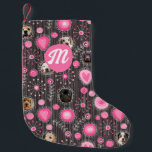 Niedliche rosa Herz Blume Monogramm Dosierungskoll Kleiner Weihnachtsstrumpf<br><div class="desc">Freuen Sie sich auf eine persönliche und stilvolle Touch in Ihrem Urlaubsstil mit diesem individuell gestaltbaren Strumpf zu Weihnachten. Die hellrosa Herzen, die Blumenakzente und die skurrilen Muster auf einem dunklen Hintergrund schaffen eine schicke und moderne Drehung in den traditionellen Urlaubstypen. Dieser Strumpf ist perfekt für das Hängen auf dem...</div>