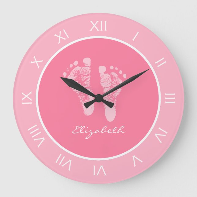 Niedliche Rosa Kinderzimmer-Fußabdrücke mit dem Na Große Wanduhr (Vorderseite)