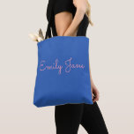 Niedliche Rosa und Blaukalligrafie Moderne Persona Tasche<br><div class="desc">Ein niedliches,  modernes,  einfaches Design Ihres Namens in einem lustigen Typografie-Stil in Jahrtausendrosa auf kobaltblauen Hintergrund.</div>