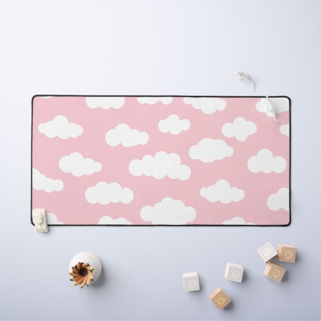 Niedliche rosa und weiße Pastellwolken Schreibtischunterlage (Kindertisch)