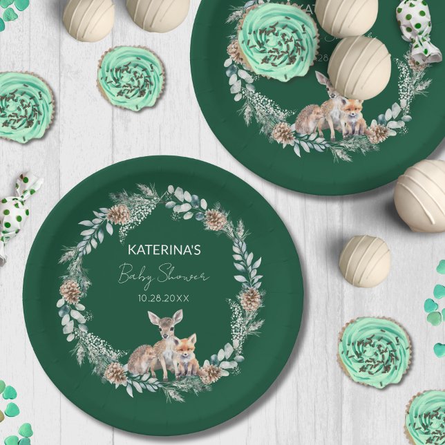 Niedliche rustikale Winterwaldlandtiere Kinderdusc Pappteller (This emeral green, rustic, woodland party plate is perfect for a winter baby shower.)
