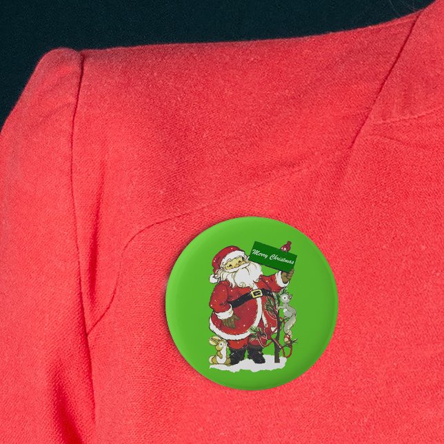 Niedliche Santa Furry Tiere Frohe Weihnachten Button (Santa Claus little animals in snow decorated tree Merry Christmas sign on green pin back button.)