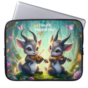 Niedliche Saolas Violas spielen im Zauberwald Laptopschutzhülle