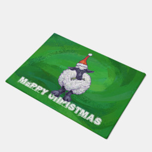 Niedliche Schafe in der Weihnachtsmannmütze auf g Fußmatte