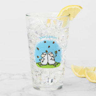 Niedliche Schaffreunde und Schmetterlinge Cartoon Glas