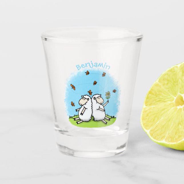 Niedliche Schaffreunde und Schmetterlinge Cartoon Schnapsglas (Vorderseite)