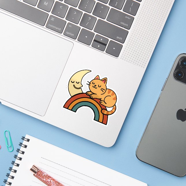 Niedliche Schlafkatze auf Regenbogen mit Mond Aufkleber (Laptop mit iPhone)