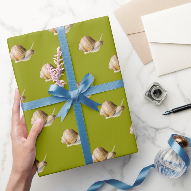 Niedliche Schnecke auf dem Moss-Grünbuch Geschenkpapier (Schenken)