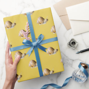 Niedliche Schnecke auf gelbem Wrapping Paper Geschenkpapier