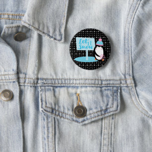 Niedliche Schneeflocken Schwarz-weißer Pinguin Button
