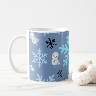 Niedliche Schneemänner und Schneeflocken in aquama Kaffeetasse