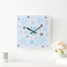 Niedliche Schneemänner und Schneeflocken in hellbl Quadratische Wanduhr