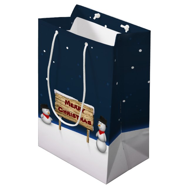 Niedliche Schneemänner wünschen frohe Weihnachten Mittlere Geschenktüte (Vorderseite Schrägansicht)