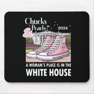 Niedliche Schuhe Eine Frau ist im Weißen Haus. Mousepad