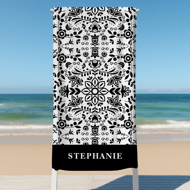 Niedliche Schwarz-Weiß-Flora-Skandinavien Bandanna Strandtuch (Von Creator hochgeladen)