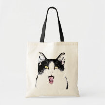 Niedliche Schwarz-Weiß-Katze lacht