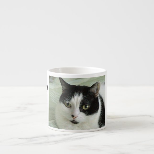 Niedliche Schwarz-Weiß-Katze Personalisiert Espressotasse (Vorderseite)