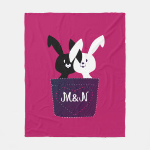 Niedliche Schwarz-Weiß-Liebe Bunnies auf Magenta Fleecedecke