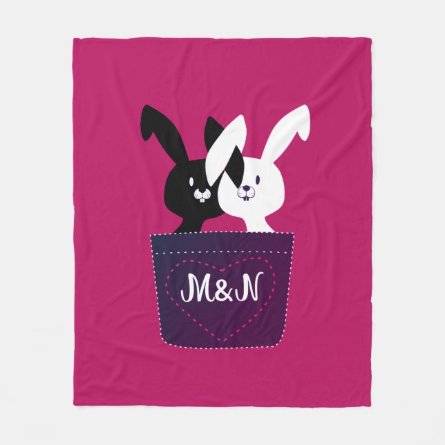Niedliche Schwarz-Weiß-Liebe Bunnies auf Magenta Fleecedecke (Vorderseite)