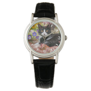 Niedliche schwarz-weiße Katze unter einem Ahornba Armbanduhr