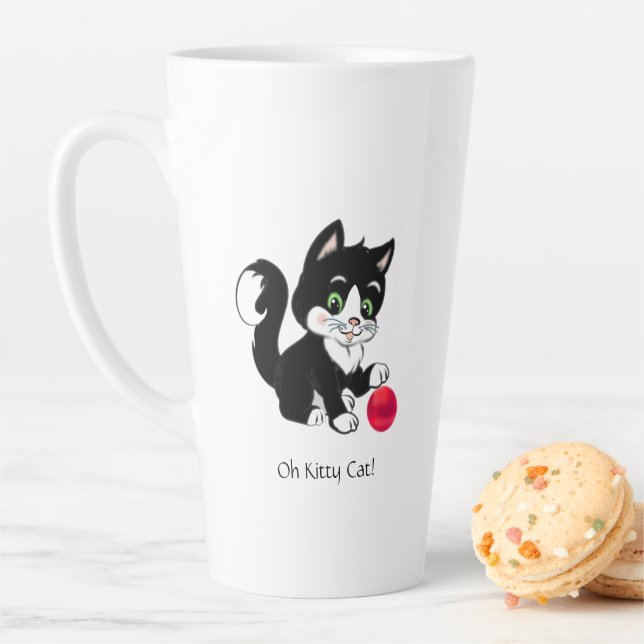Niedliche schwarz-weiße Tuxedo-Katze mit rotem Bal Milchtasse (Beispiel)