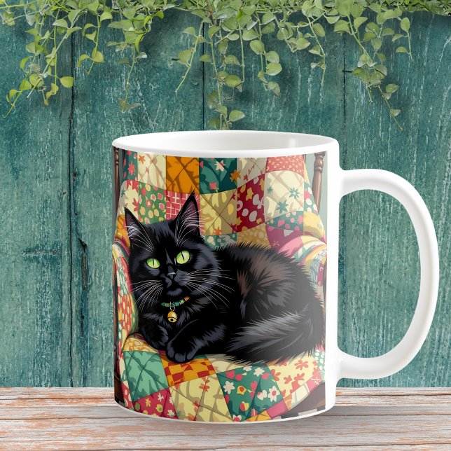 Niedliche schwarze Katze auf Rockstuhl Kaffeetasse (Von Creator hochgeladen)