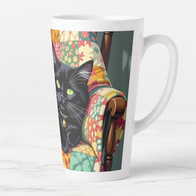 Niedliche schwarze Katze auf Rockstuhl Milchtasse (Rechts)