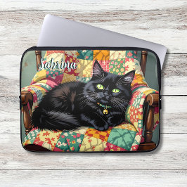 Niedliche schwarze Katze auf Rockstuhl Personalisi Laptopschutzhülle