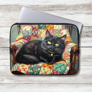 Niedliche schwarze Katze auf Rockstuhl Personalisi Laptopschutzhülle