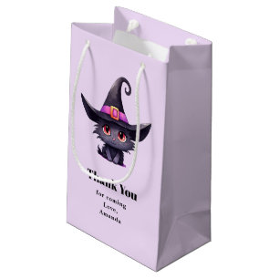Niedliche schwarze Katze, die einen Hexenhut trägt Kleine Geschenktüte